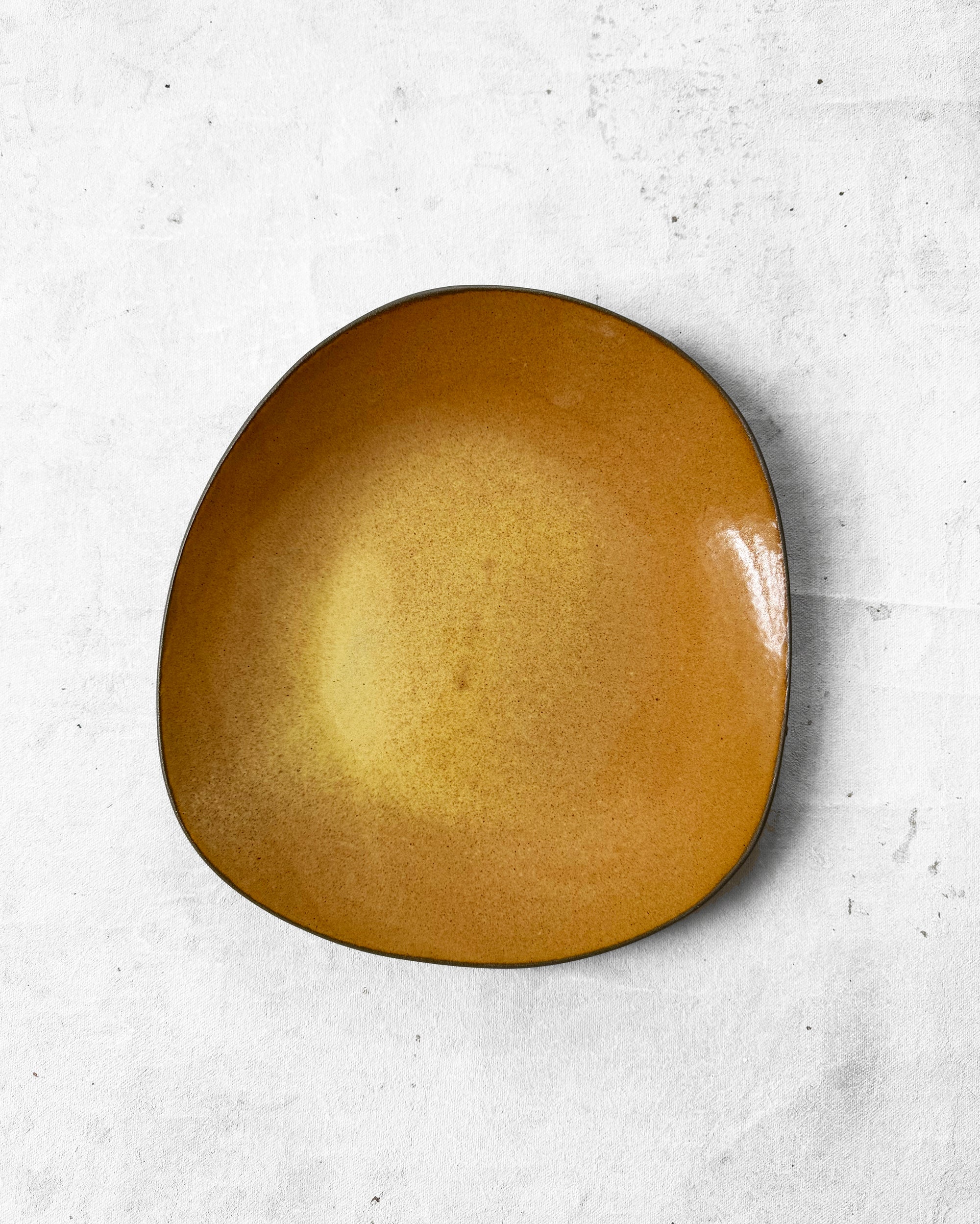 Medium Plate in Glossy Honey