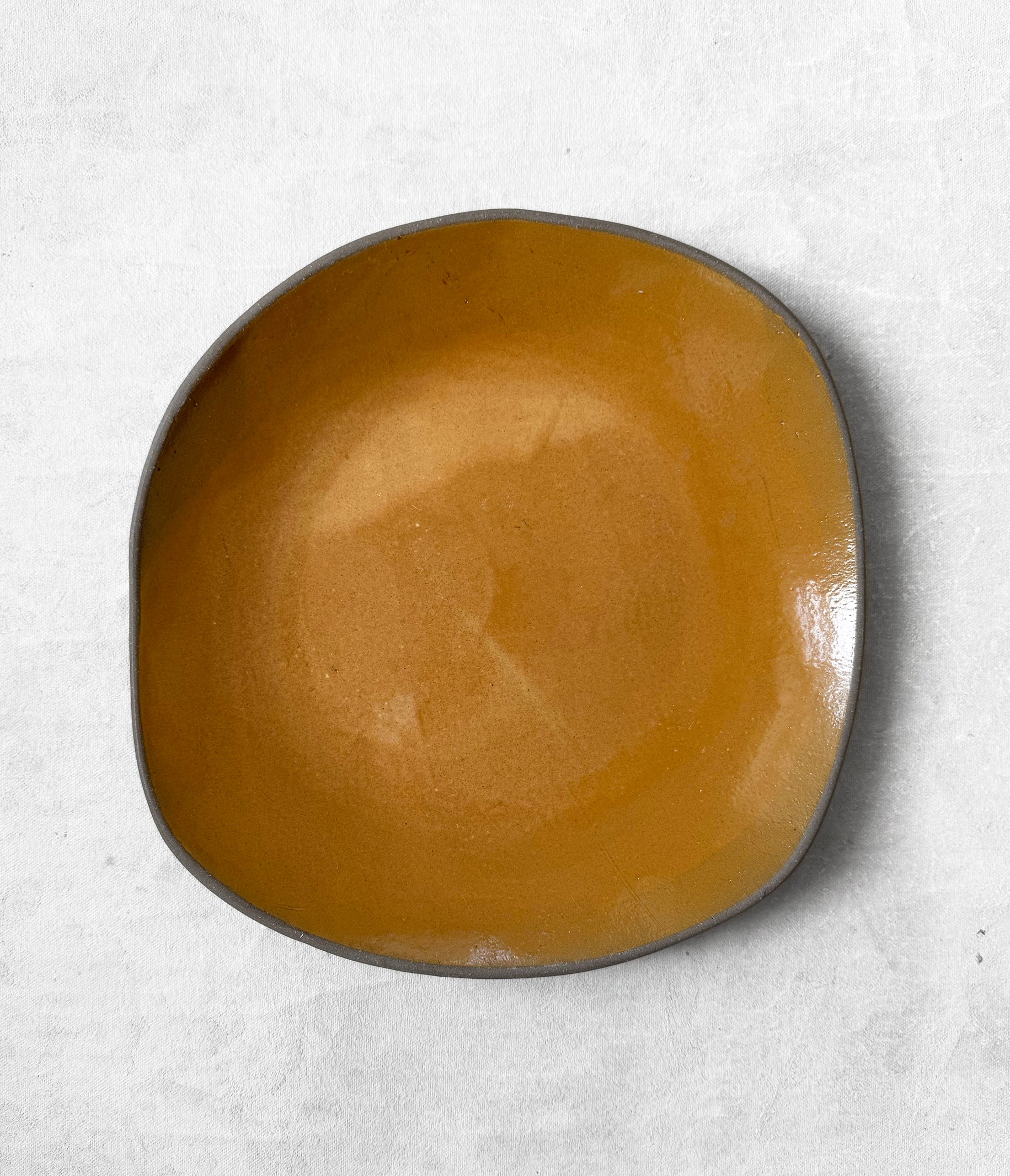 Dinner Plate in Bright Honey